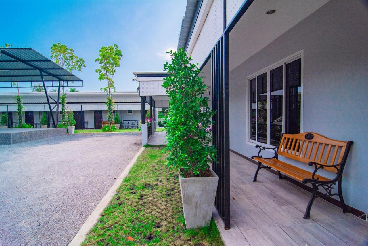 Oyo 533 Runya Poolvilla Prachuap Khiri Khan Exteriör bild